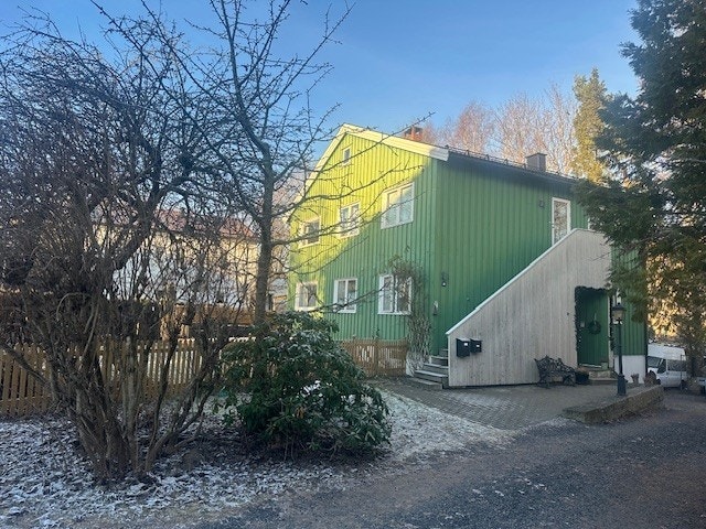 Leiligheten har egen inngang via utvendig trapp. Galleribilde