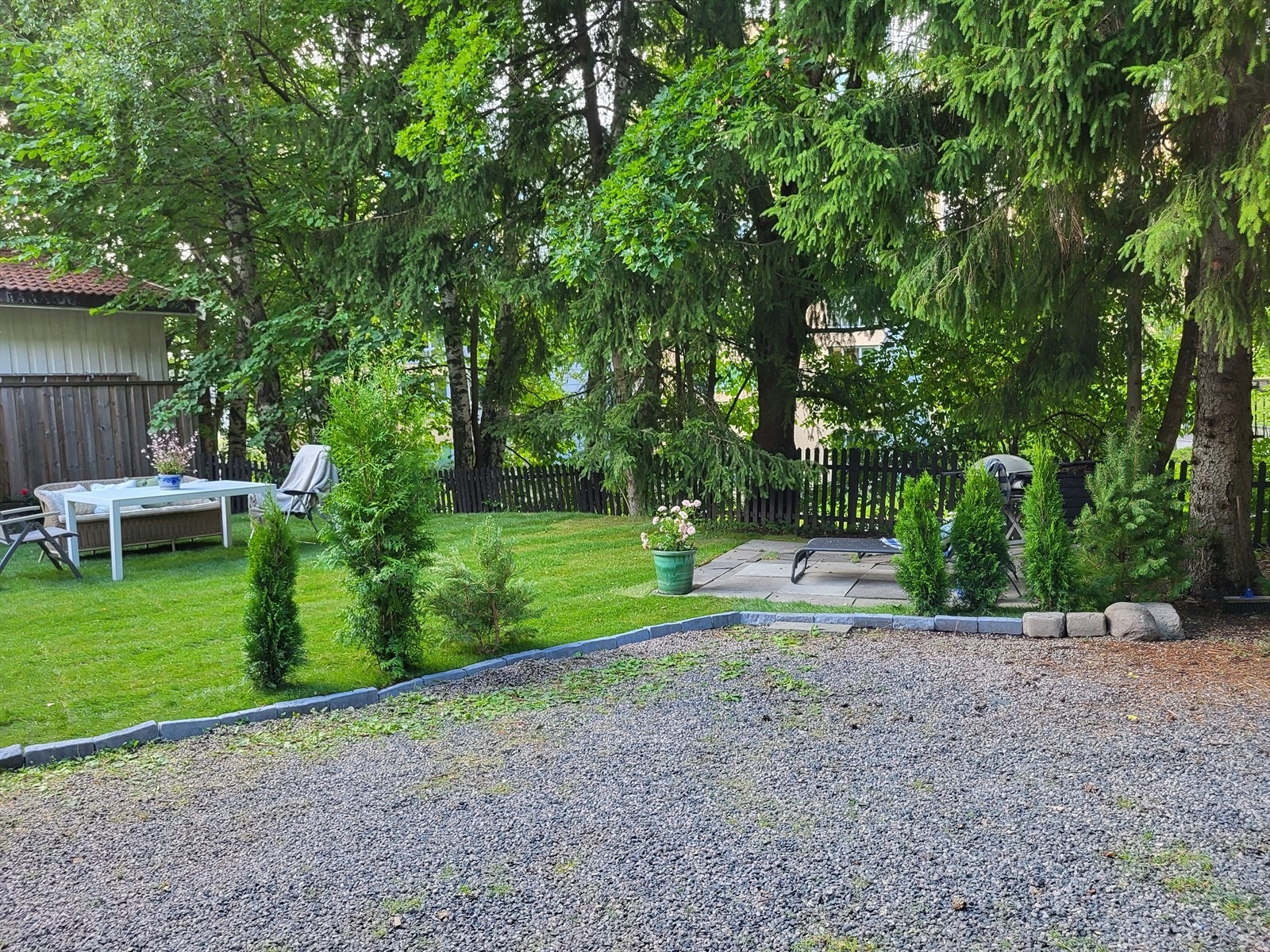 Hage og gårdsplass. Galleribilde