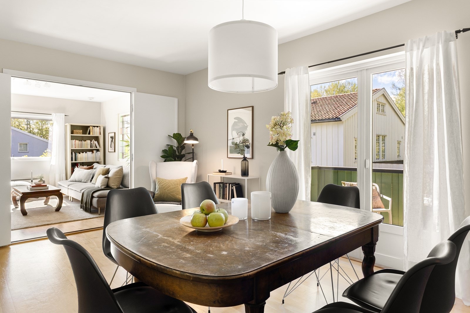 Spisestuen har utgang til stor balkong. Galleribilde