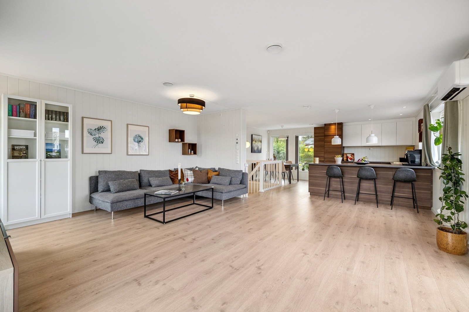 Her er det god plass til både en romslig sofagruppe og spisebord. Galleribilde