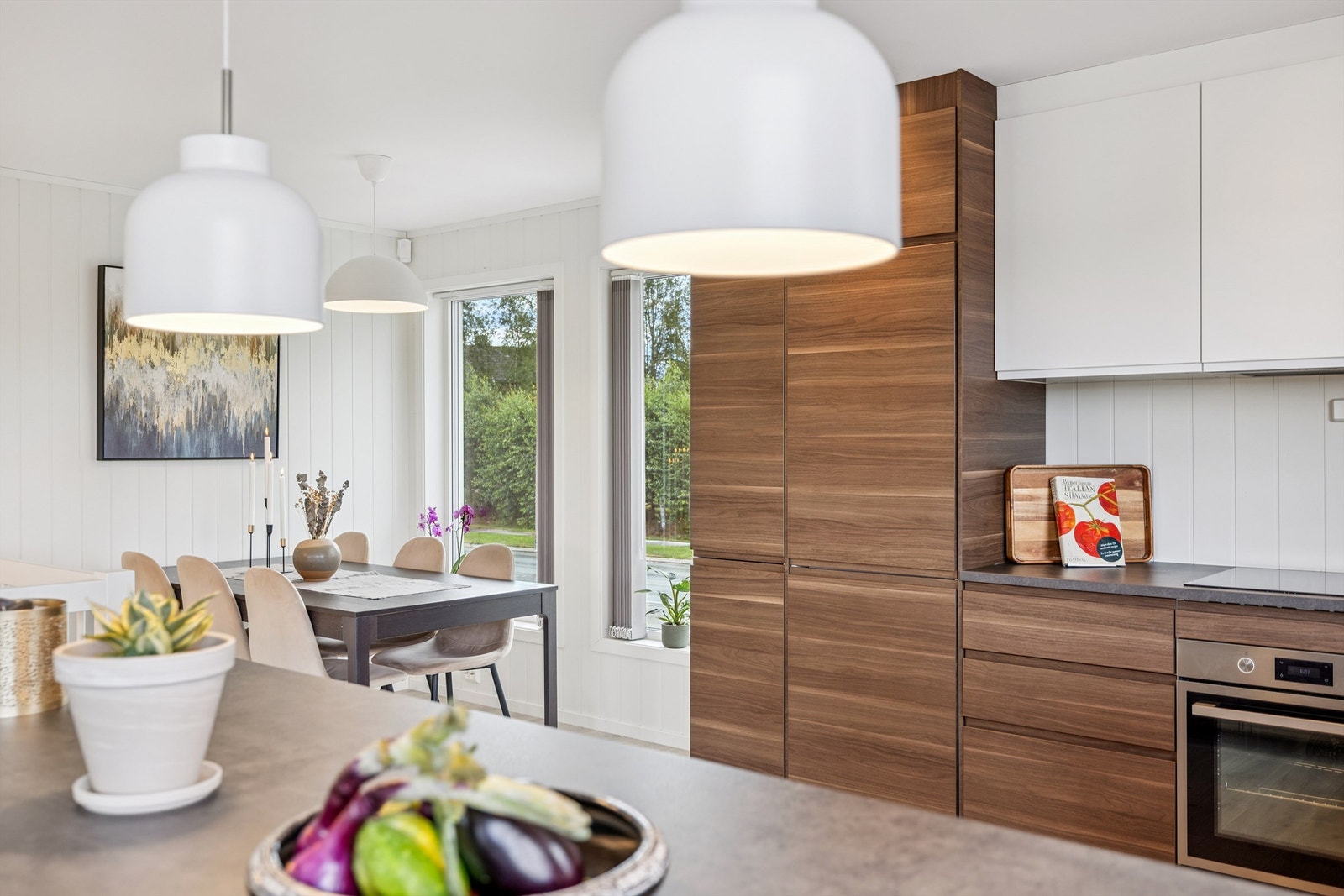 Kjøkkenet har godt med skap- og benkeplass Galleribilde