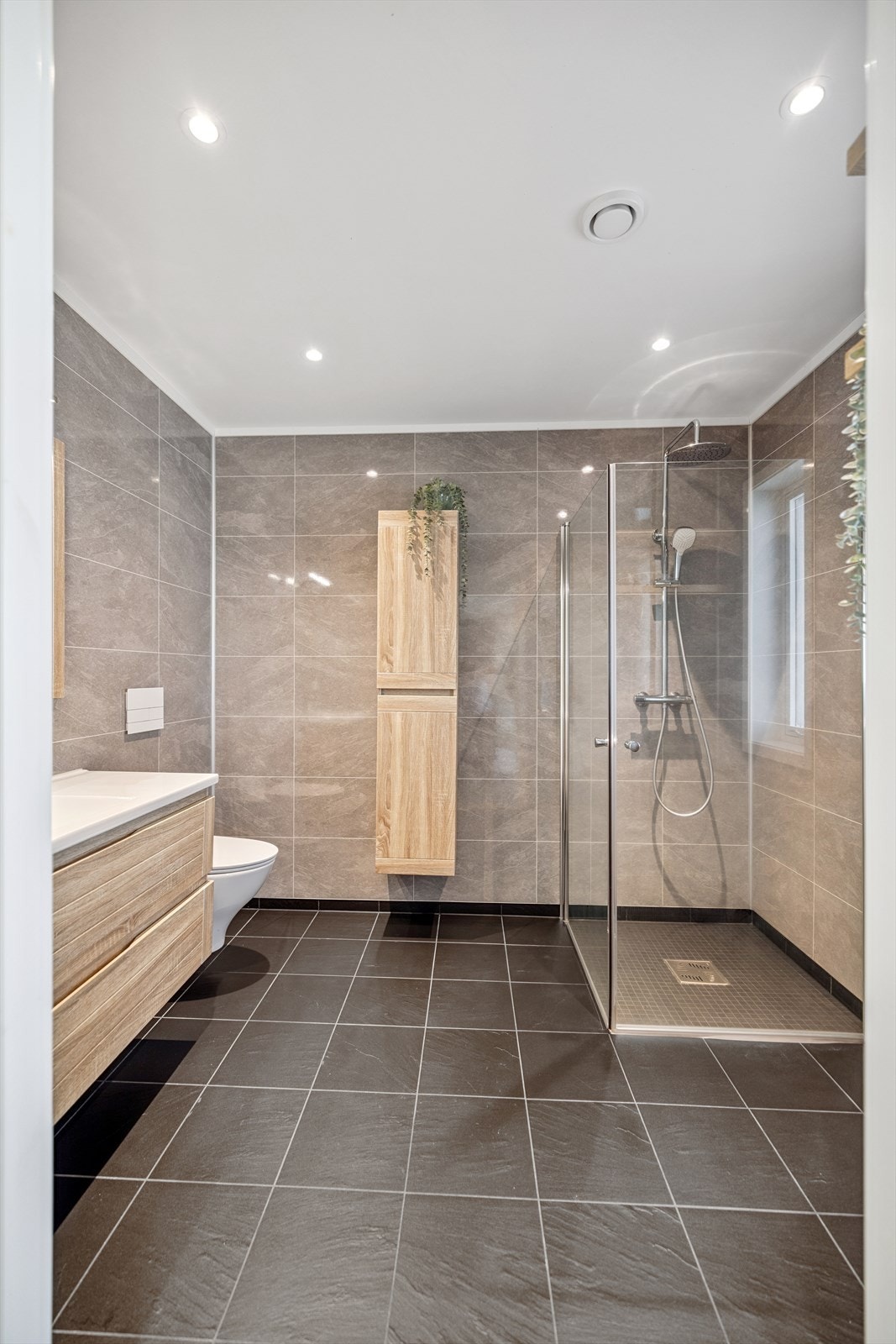 Det er montert et høyskap på badet for ekstra lagringsplass. Galleribilde