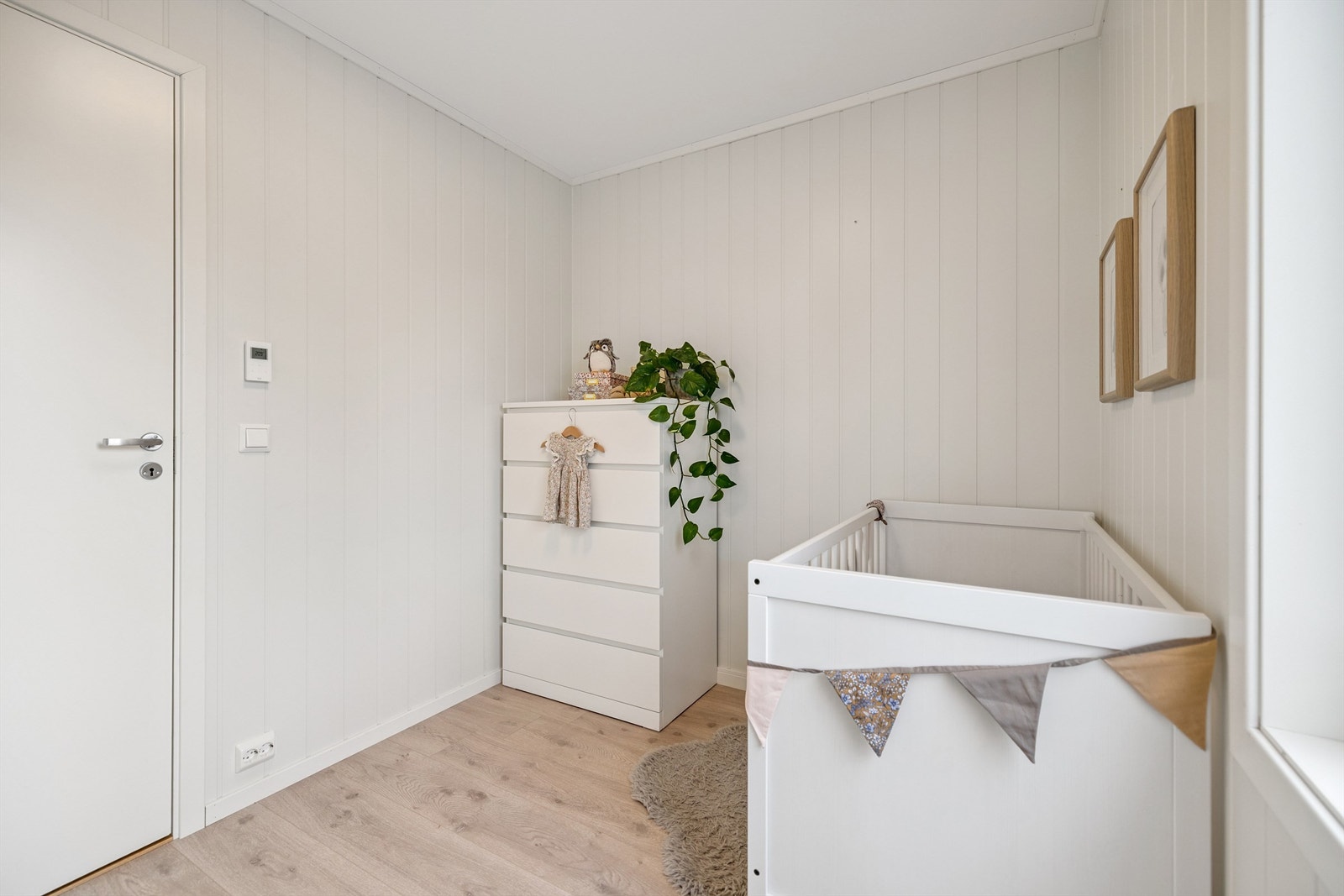 Soverom. Det er installert balansert ventilasjon i boligen som gir et godt inneklima. Galleribilde