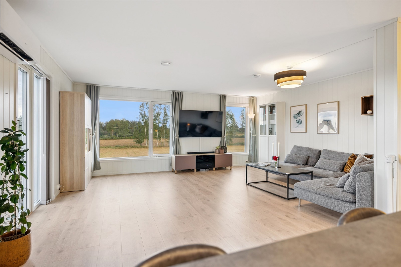 Fra stuen er det direkte utgang til den store terrassen på 49m². Galleribilde