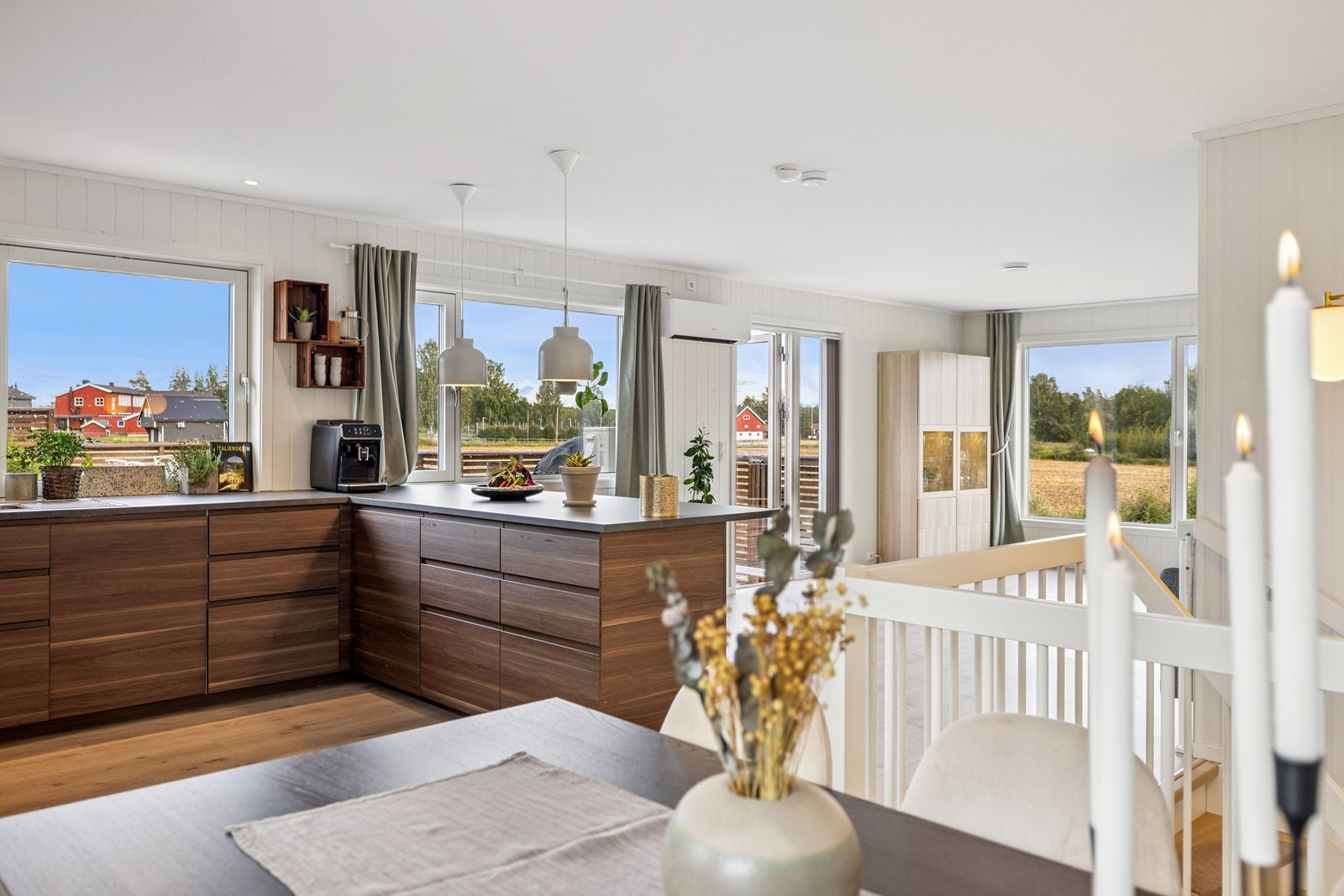 Den åpne løsningen skaper en sosial sone mellom kjøkken og stue. Galleribilde