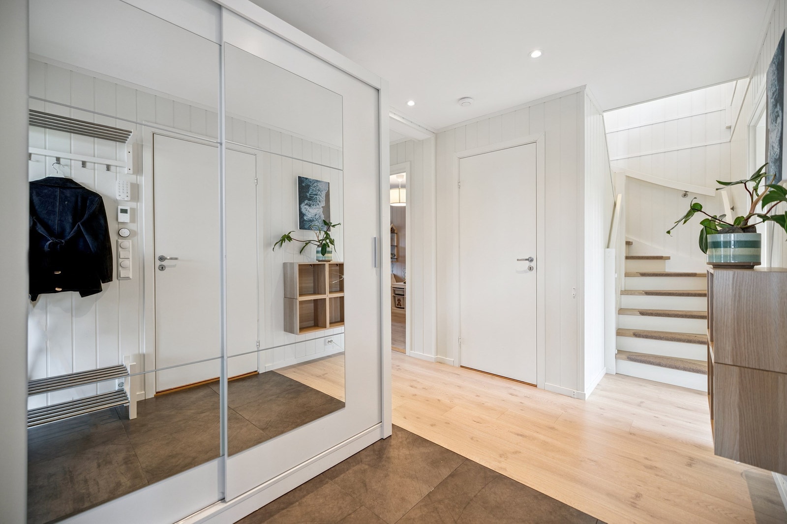 1. etasje rommer boligens 3 soverom, bad og vaskerom. Hele 1. etasje har vannbåren gulvvarme. Galleribilde