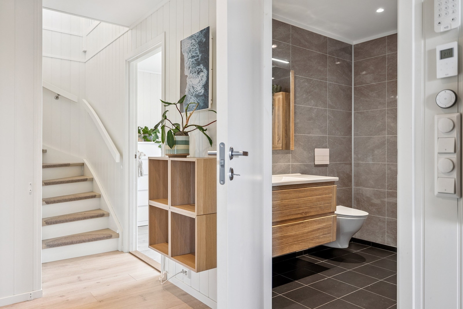 Innbydende entré med flislagt gulv og behagelig, vannbåren gulvvarme. Galleribilde