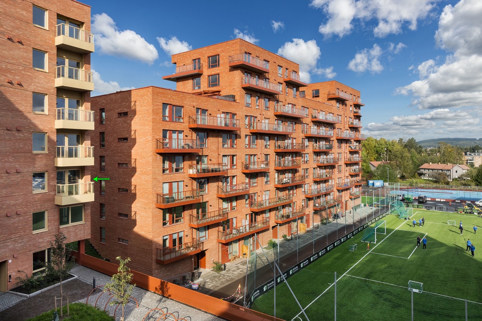 Leiligheten har en fin internbeliggenhet i bygget, med hjørneplanløsning. Leiligheten befinner seg i byggets 5. etasje, som utgjør 3. etasje fra bakkeplan Galleribilde