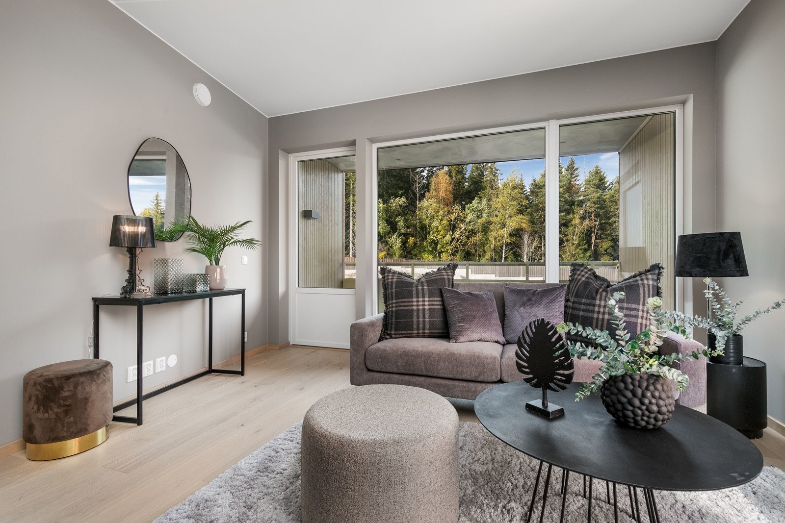 Lys 1-stavs eikeparkett på gulv som er gjennomgående for alle oppholdsrom. Galleribilde