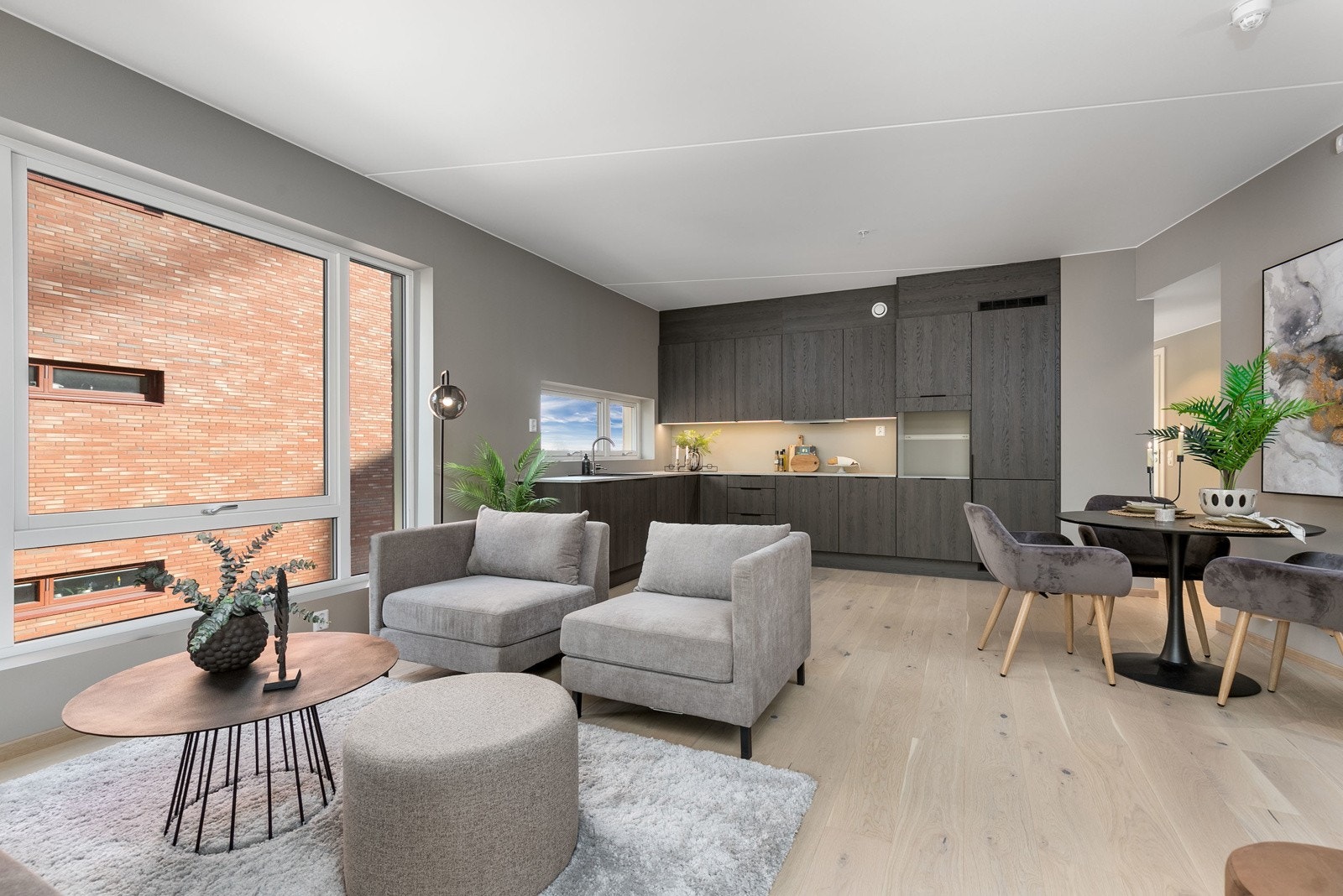 De store vinduene sørger for rikelig med innslipp av naturlig lys. Galleribilde