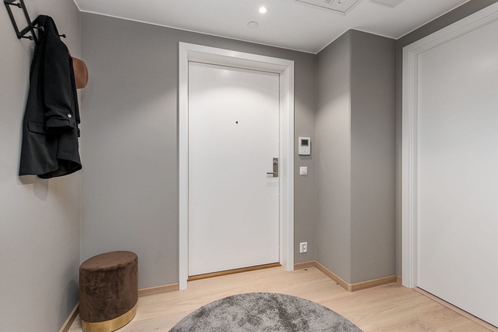 Flott entré med avsatt plass til garderobe. Galleribilde