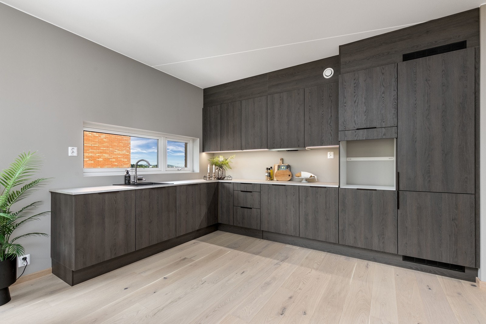 Lekkert kjøkken med avsatt plass til integrerte hvitevarer, fra HTH av type Mood. Galleribilde