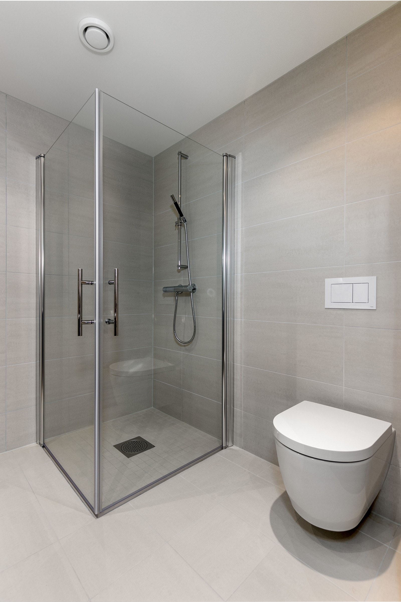 Bad I - Dusjsone med innfellbare dører og vegghengt toalett. Galleribilde