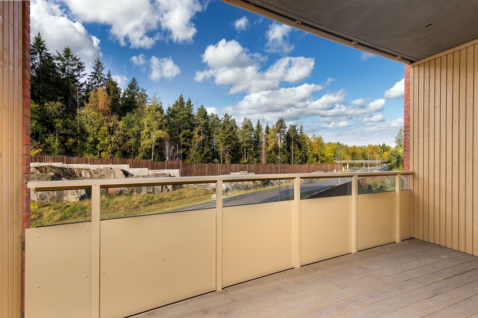 Utgang til flott balkong fra stuen på 9,5 kvm. Galleribilde