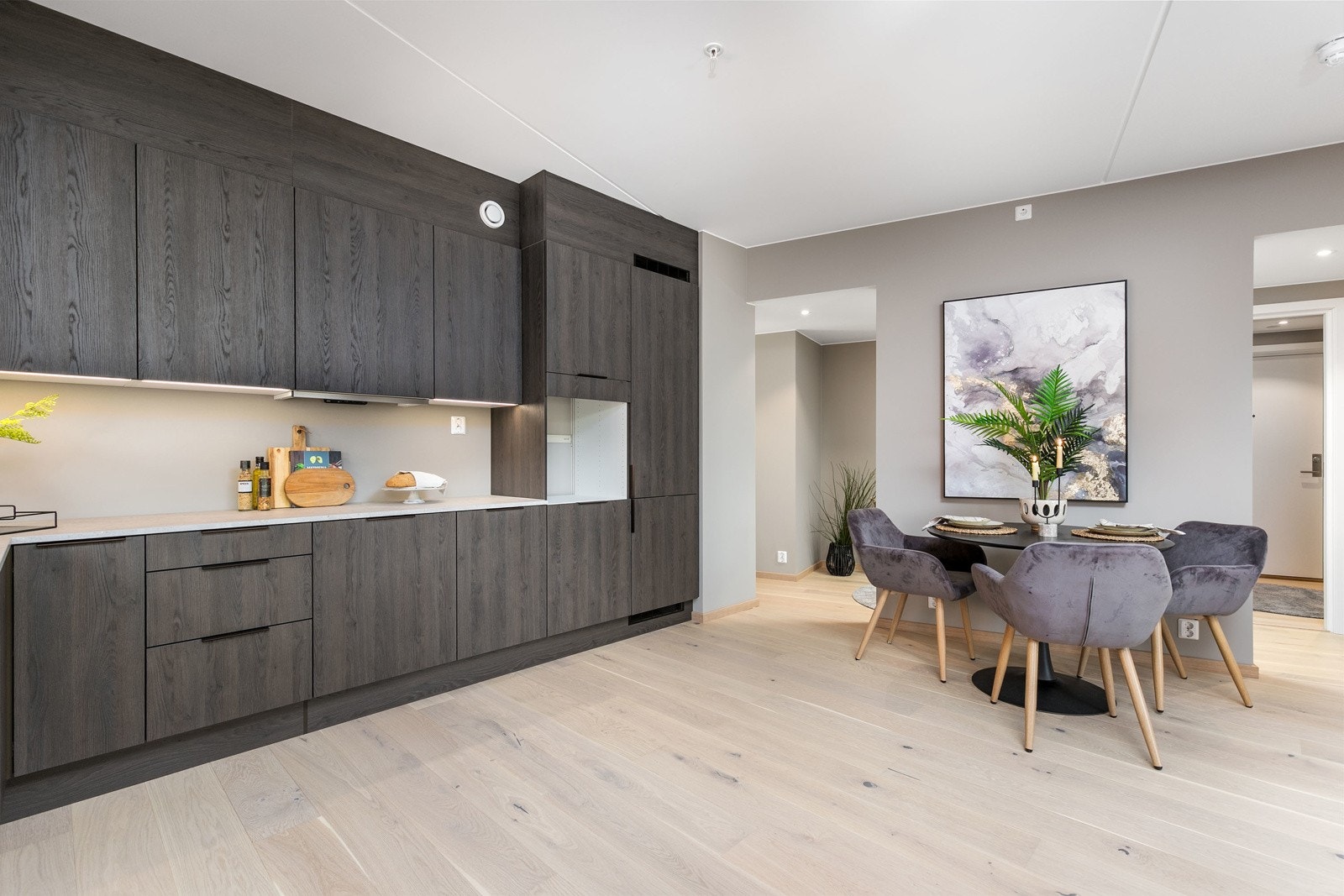 Kjøkkenet er utformet i praktisk vinkelform, som sørger for rikelig med skap og benkeplass Galleribilde