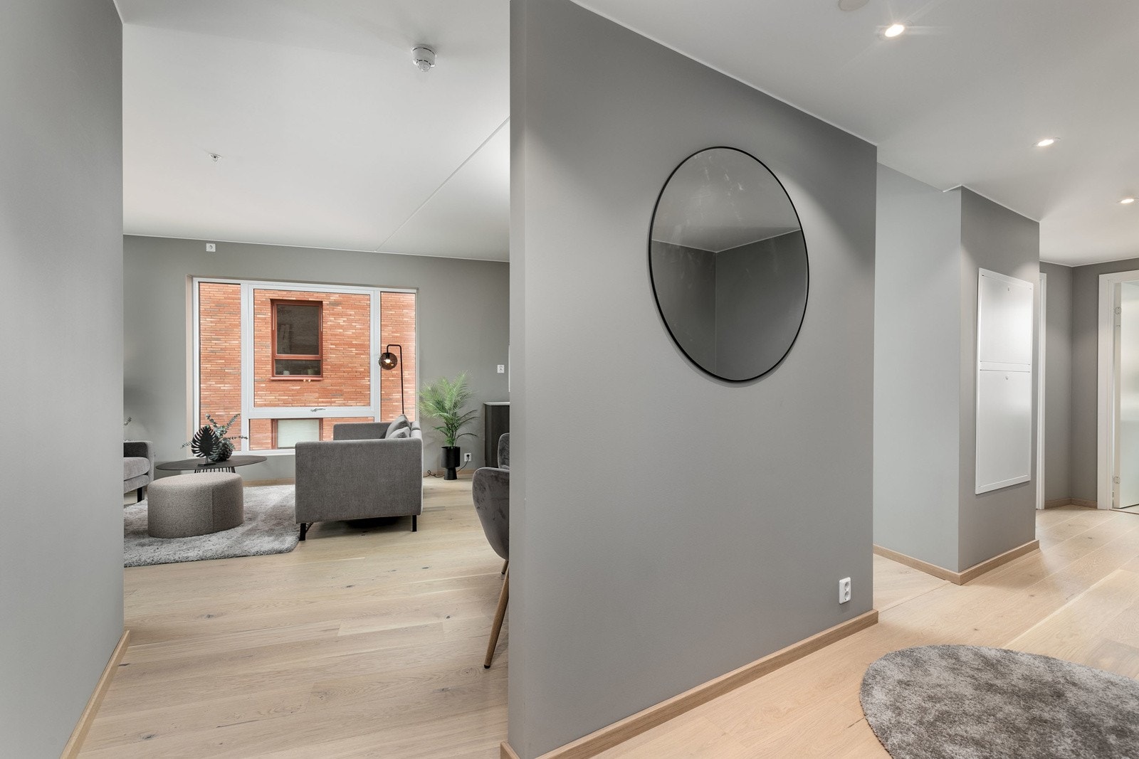 Flott entré med avsatt plass til garderobe. Galleribilde