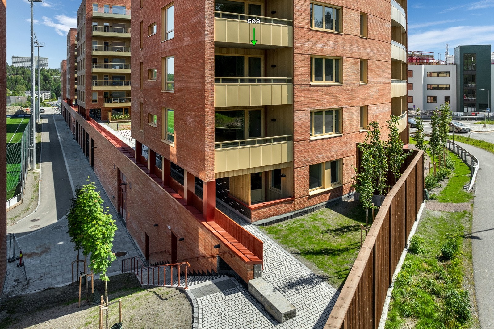 Leiligheten har en fin internbeliggenhet i bygget, med hjørneplanløsning. Leiligheten befinner seg i byggets 5. etasje, som utgjør 3. etasje fra bakkeplan Galleribilde