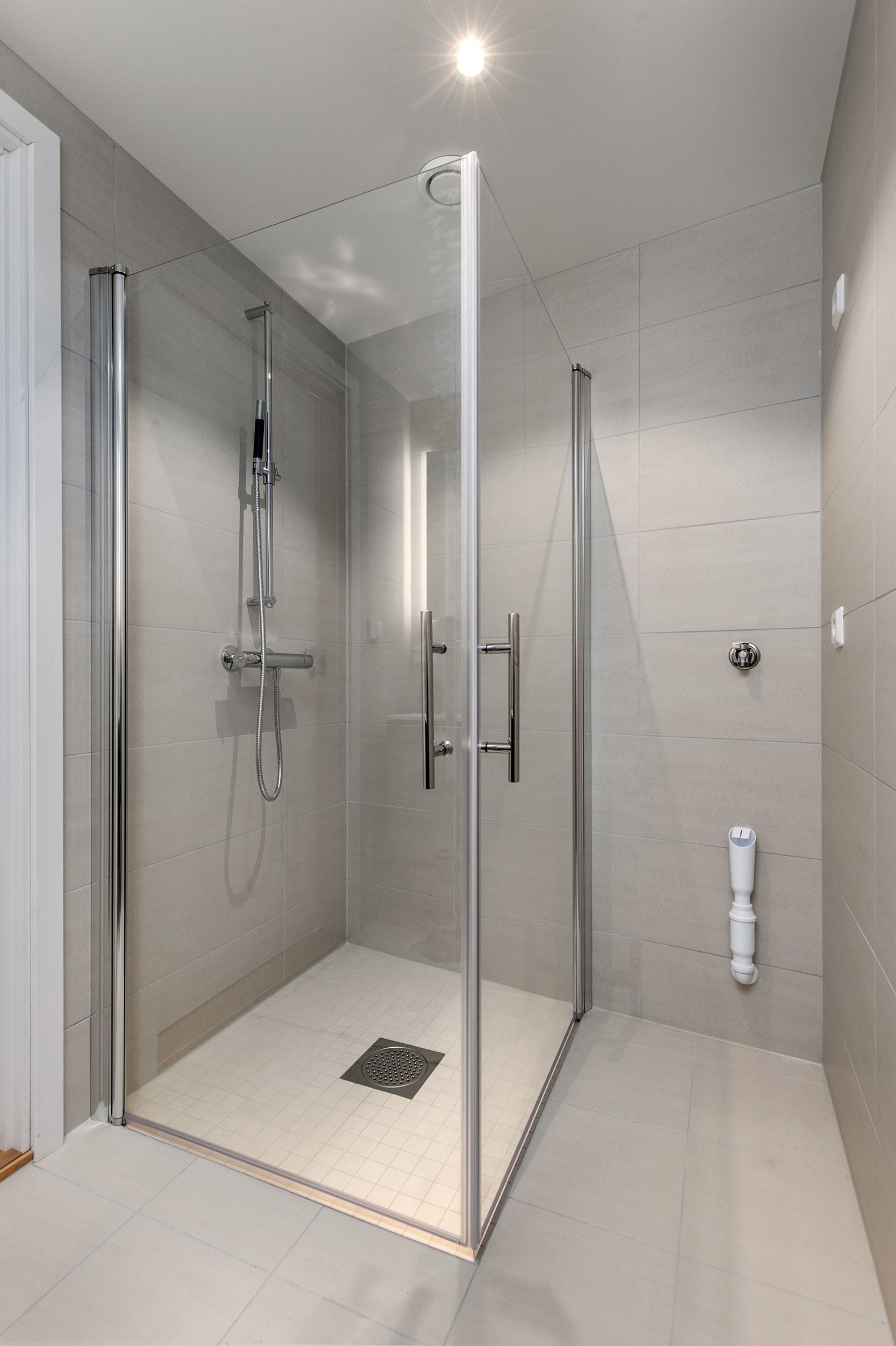 Bad II, tilknyttet hovedsoverom - Badene har lekker baderomsinnredning fra HTH av type Mood. Galleribilde