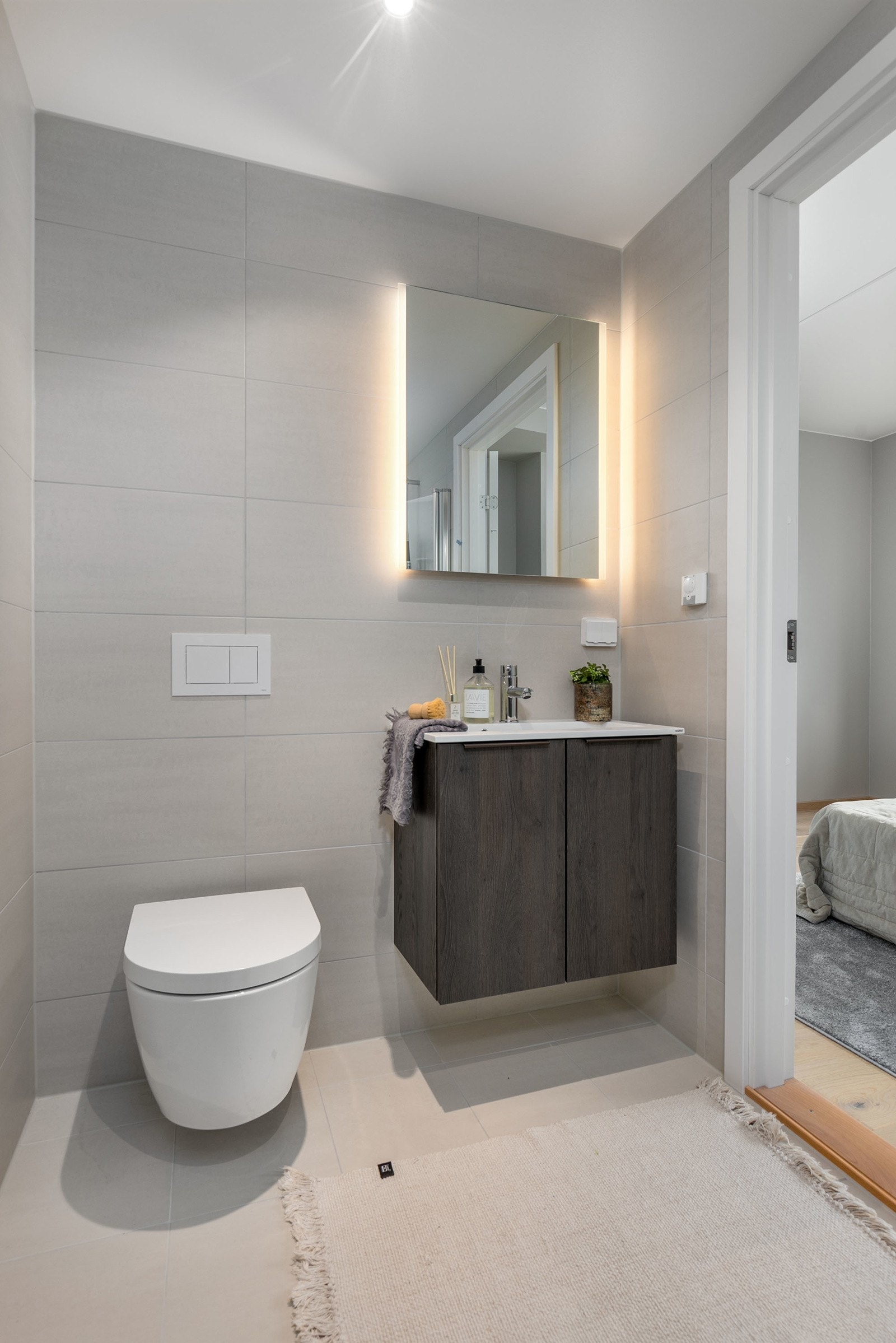 Bad II, tilknyttet hovedsoverom - Badene har lekker baderomsinnredning fra HTH av type Mood. Galleribilde