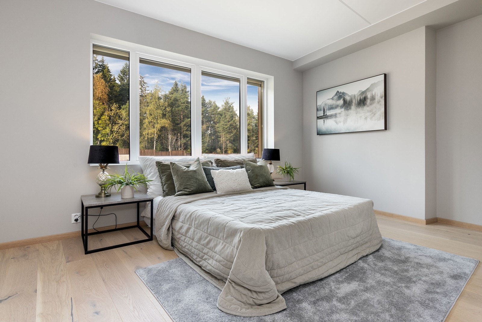 Meget pent hovedsoverom med god plass til dobbeltseng og garderobeinnredning Galleribilde