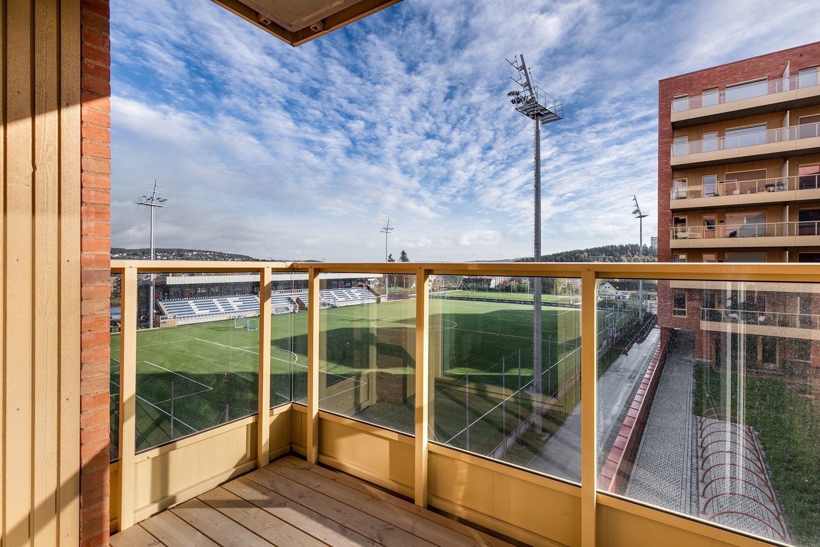 Fra soverom 2 er det utgang til en balkong på ca. 3,5 kvm Galleribilde