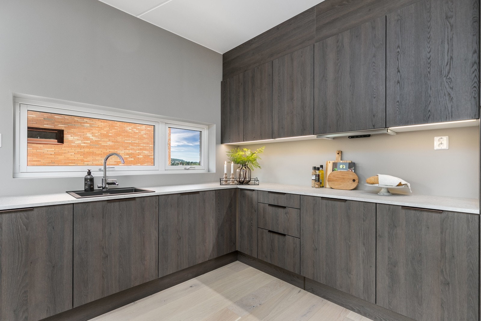 Lekkert kjøkken med avsatt plass til integrerte hvitevarer, fra HTH av type Mood. Galleribilde