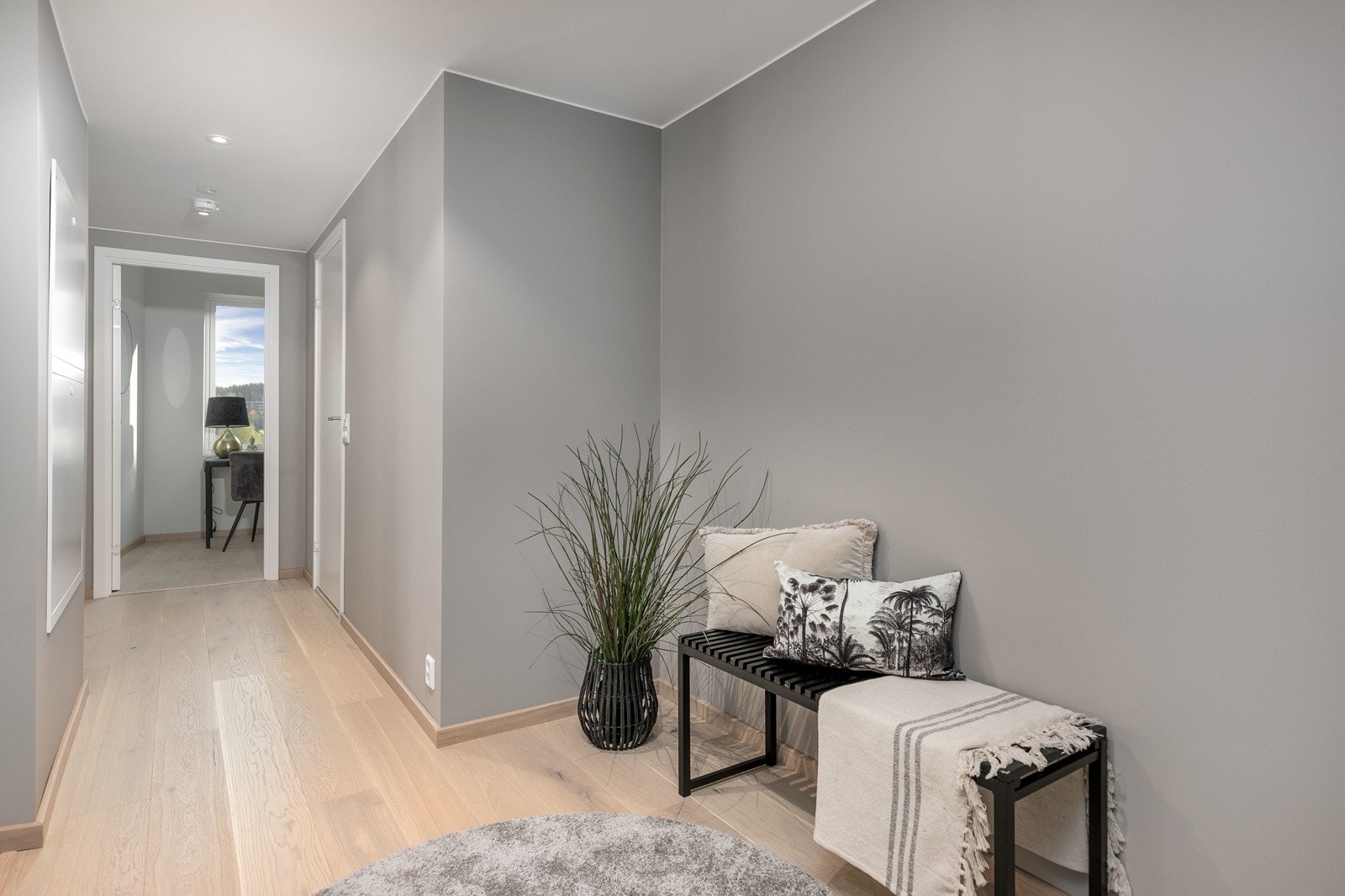 Flott entré med avsatt plass til garderobe. Galleribilde