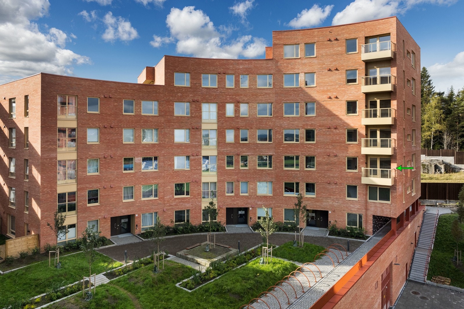 Leiligheten har en fin internbeliggenhet i bygget, med hjørneplanløsning. Leiligheten befinner seg i byggets 5. etasje, som utgjør 3. etasje fra bakkeplan Galleribilde