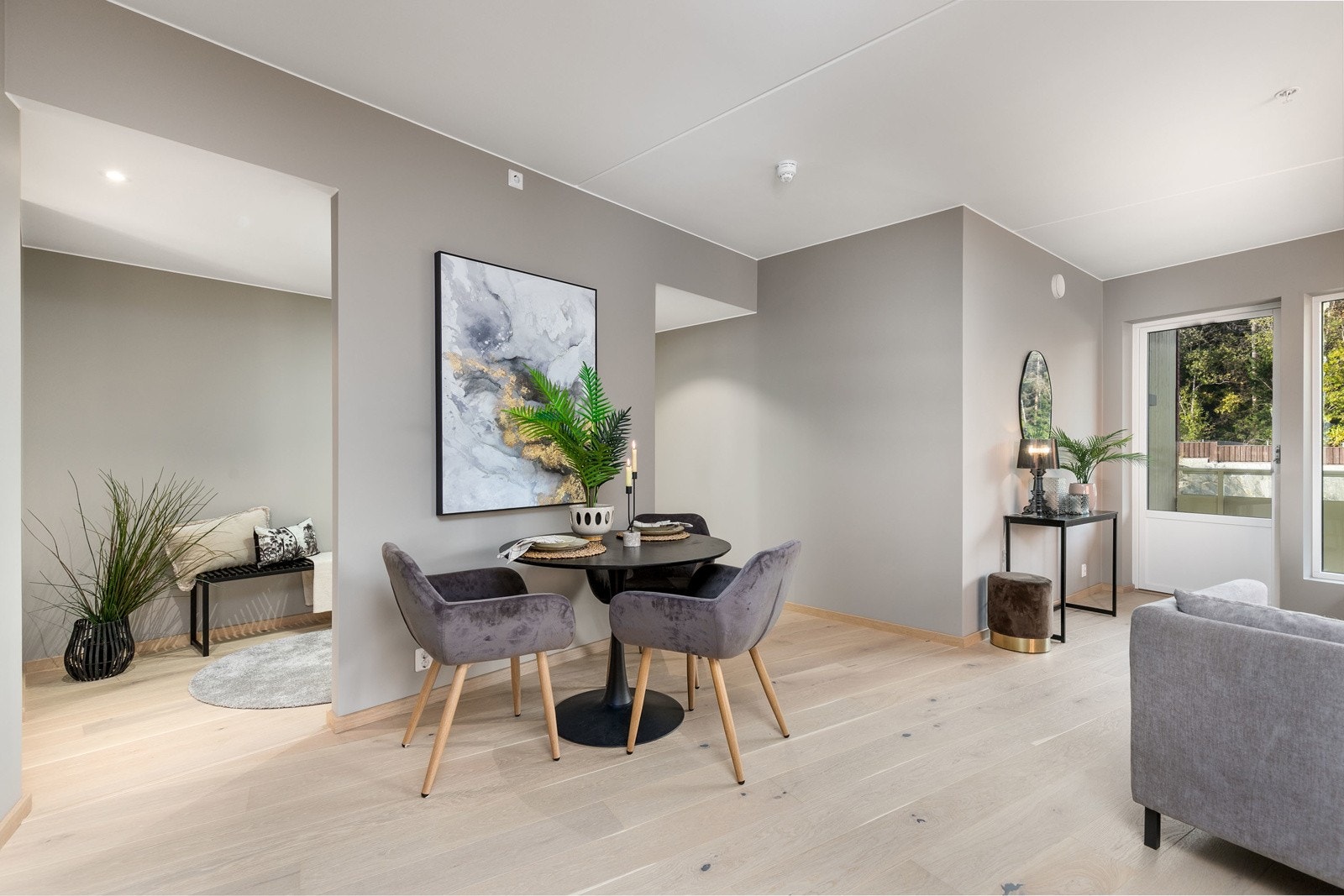 Fin avsatt plass til spisebord mellom stue og kjøkken Galleribilde