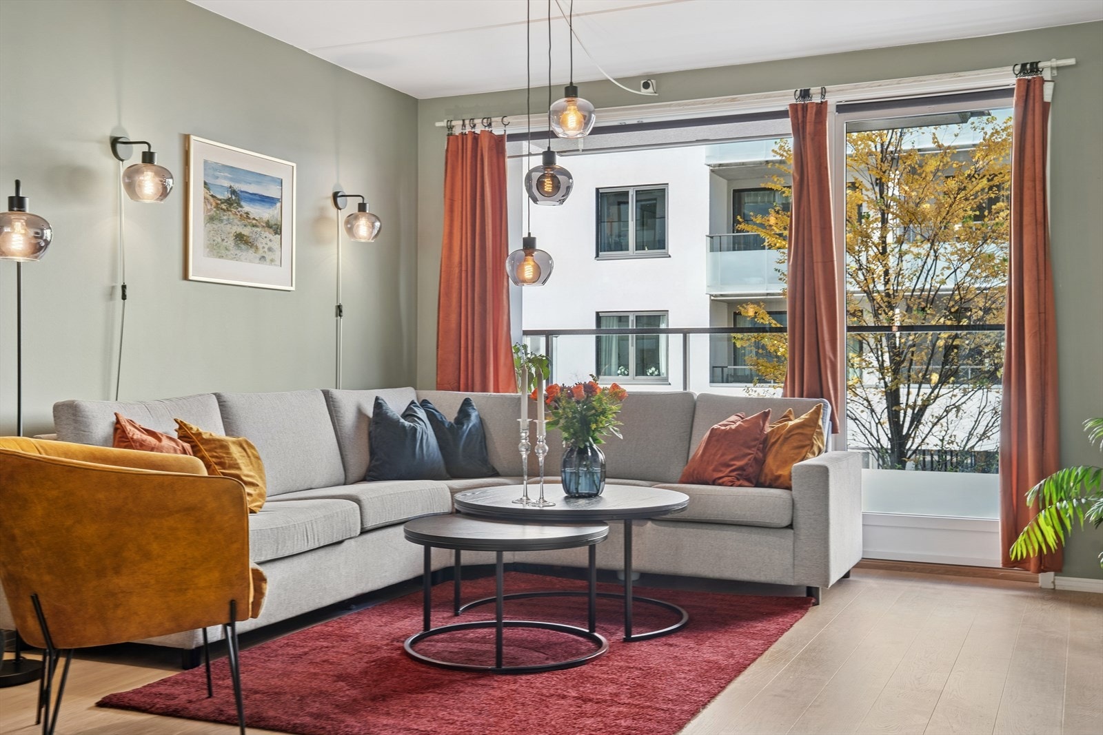 De store vindusflatene slipper inn godt med dagslys og gir en svært god romfølelse. Galleribilde