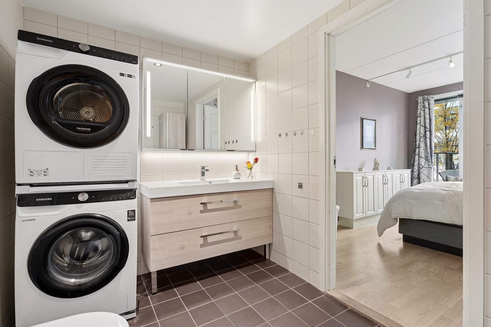 Fra hovedsoverommet er det direkte adkomst til bad. Her er det også opplegg for vaskemaskin og tørketrommel. Galleribilde