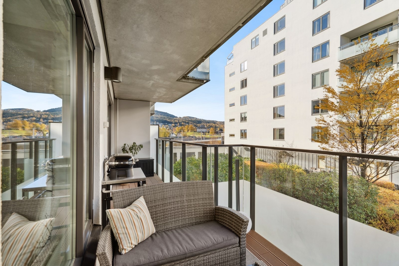 Her har man 11 kvm overbygget balkong med plass til både grill og en hyggelig sittegruppe. Galleribilde