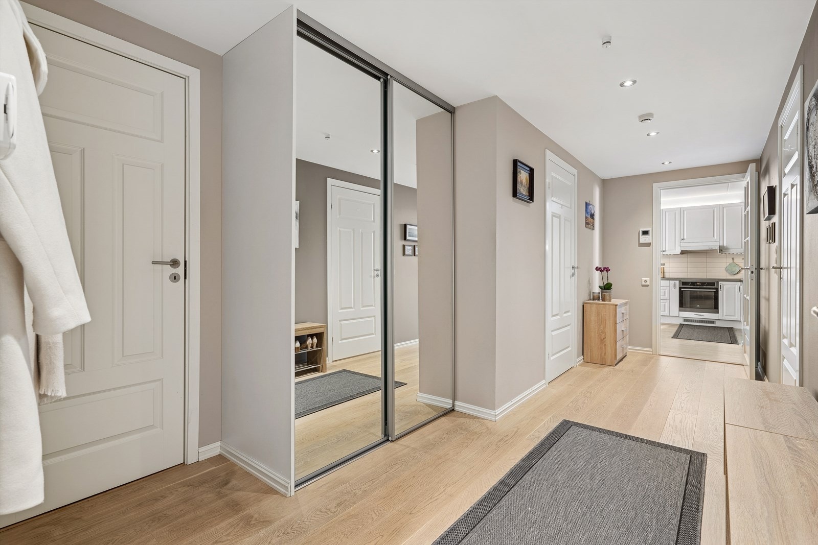 I entréen er det godt med plass til både sko, støvler og yttertøy. Galleribilde