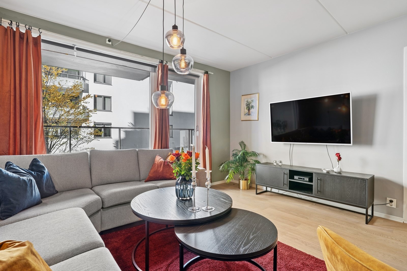 Fra stuen er det direkte adkomst til balkong nr 2. Galleribilde