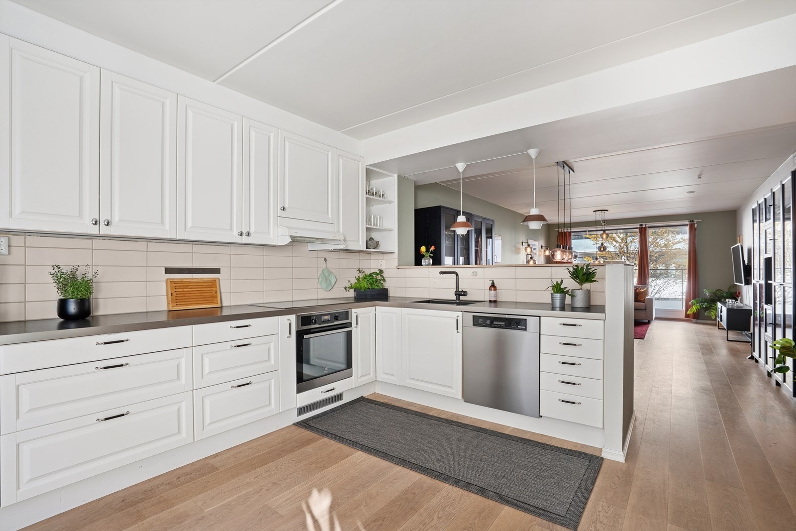 Leiligheten har en delvis åpen stue-/kjøkkenløsning. Galleribilde