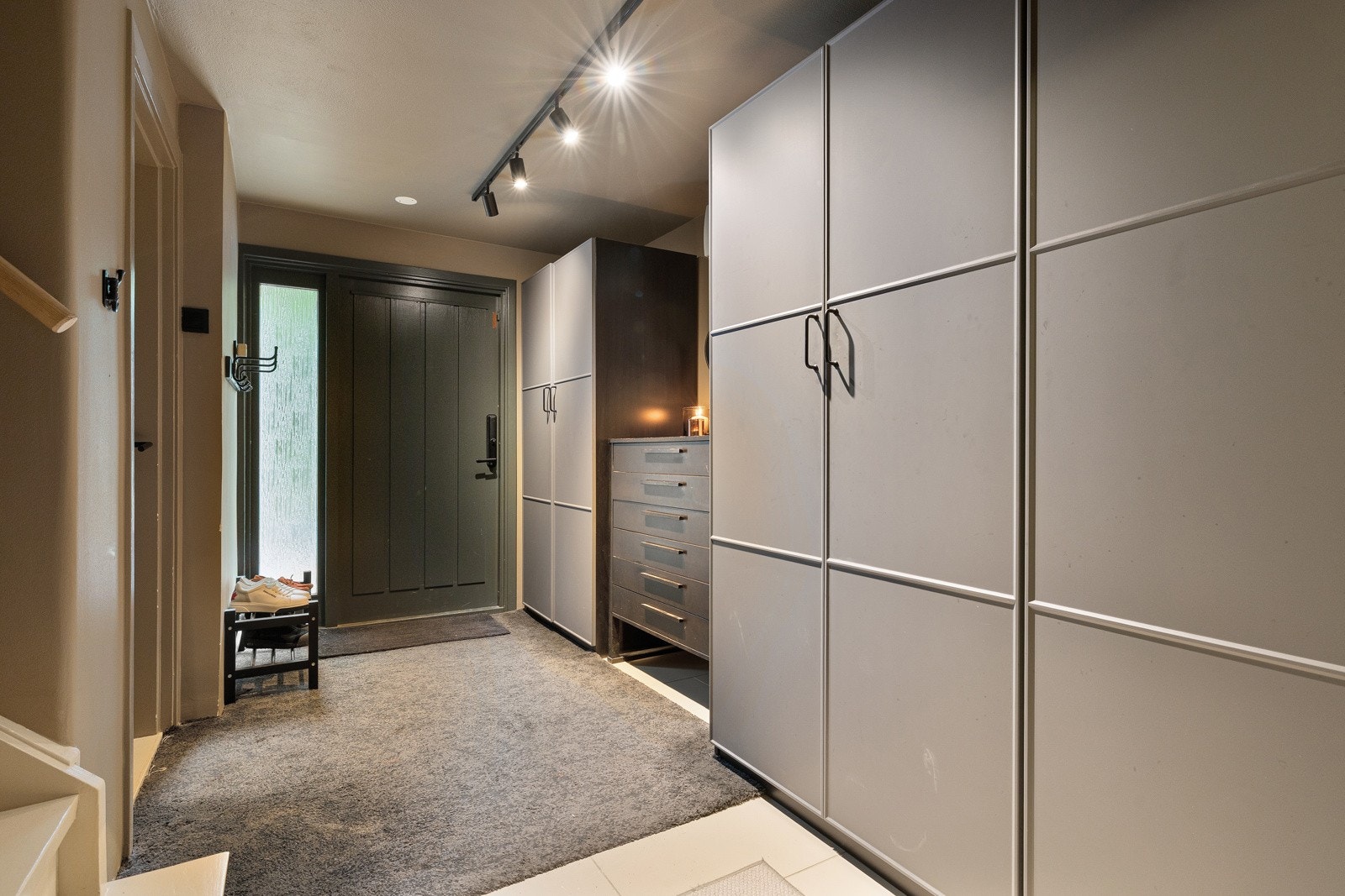 Romslig og praktisk entré med god plass til oppbevaring. Store garderobeskap gir ryddige løsninger for yttertøy og sko, og det er enkel adkomst videre inn i boligen. Galleribilde