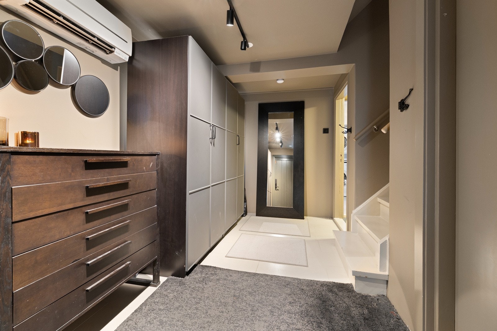 Et innbydende førsteinntrykk med god belysning og smart planløsning. Galleribilde