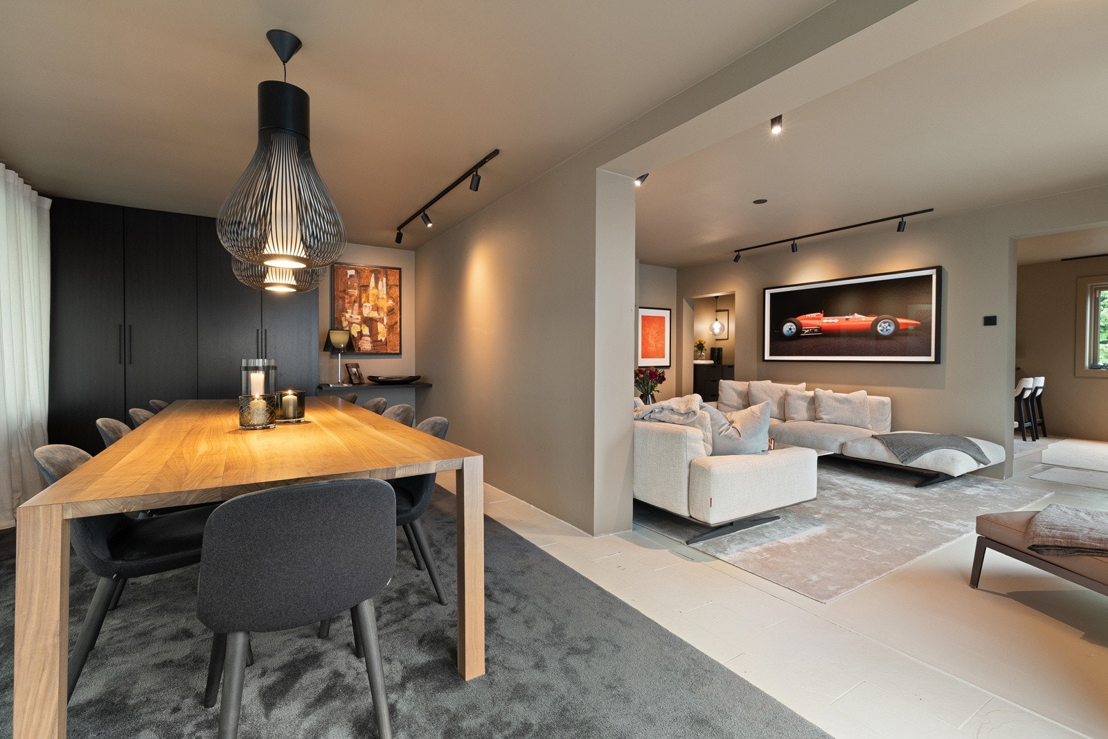 Rommet ligger i åpen forbindelse med stuen, noe som gir en fin flyt og gjør det enkelt å samle familie og venner. Galleribilde