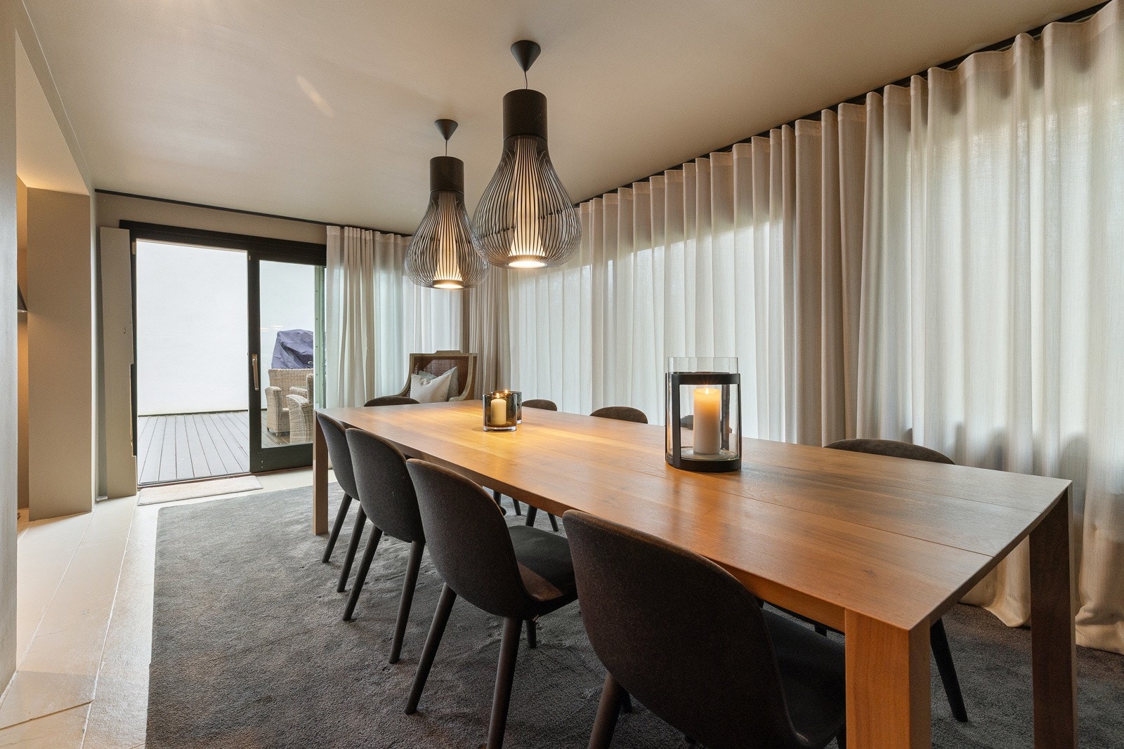 Herfra er det direkte adkomst til en hyggelig terrasse med gode solforhold og fine møbleringsmuligheter. Galleribilde