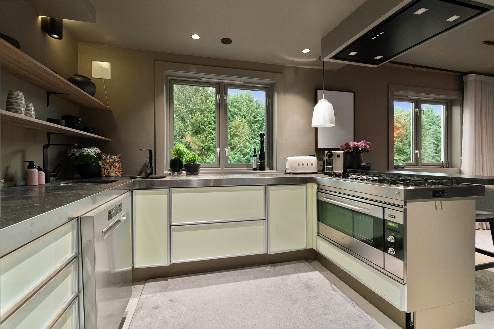 De store vinduene gir godt arbeidslys og fin utsikt ut mot grøntområdene. Galleribilde