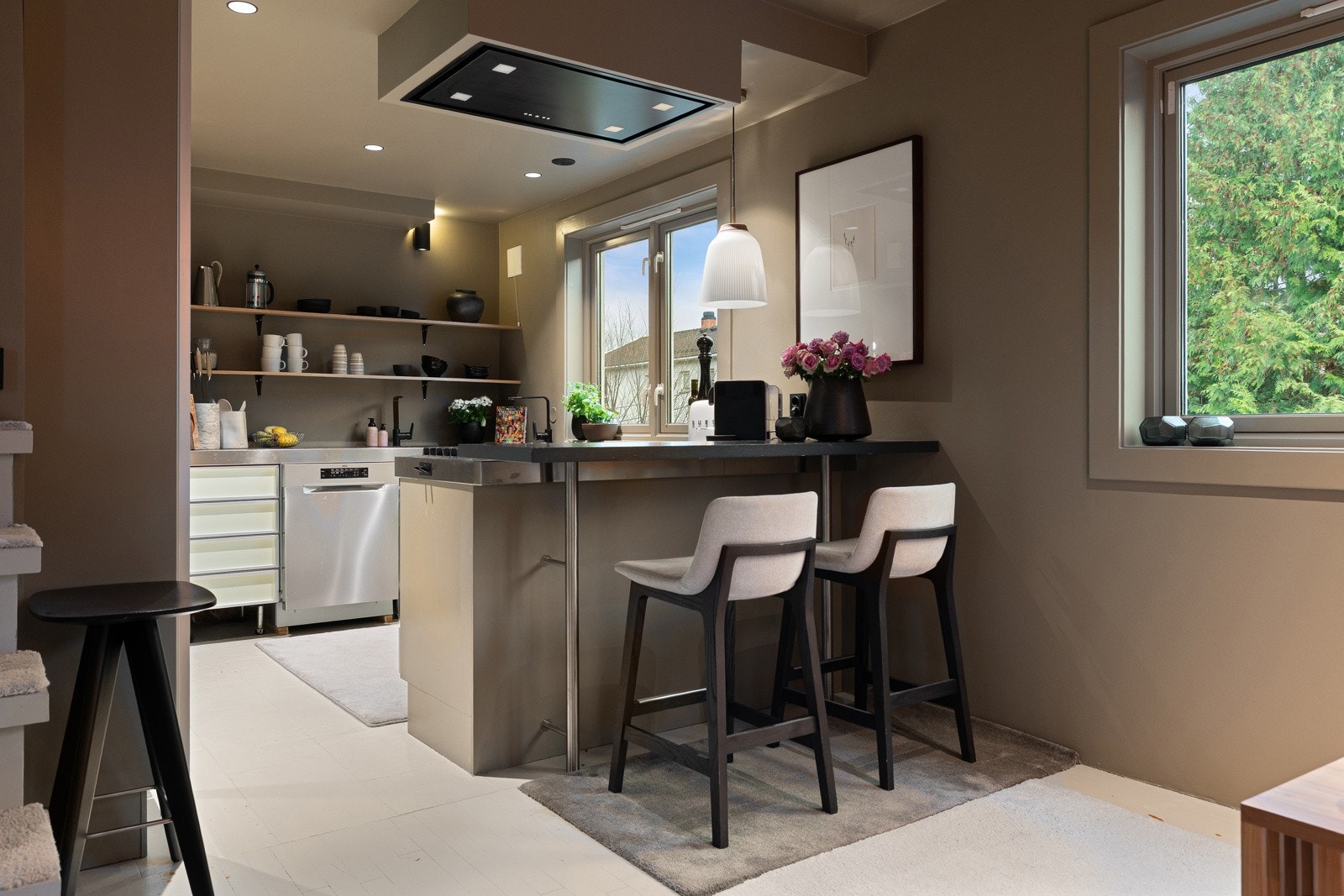 Kjøkkenet har også en liten barløsning med plass til to stoler, perfekt for en rask frokost eller en kopp kaffe. Galleribilde