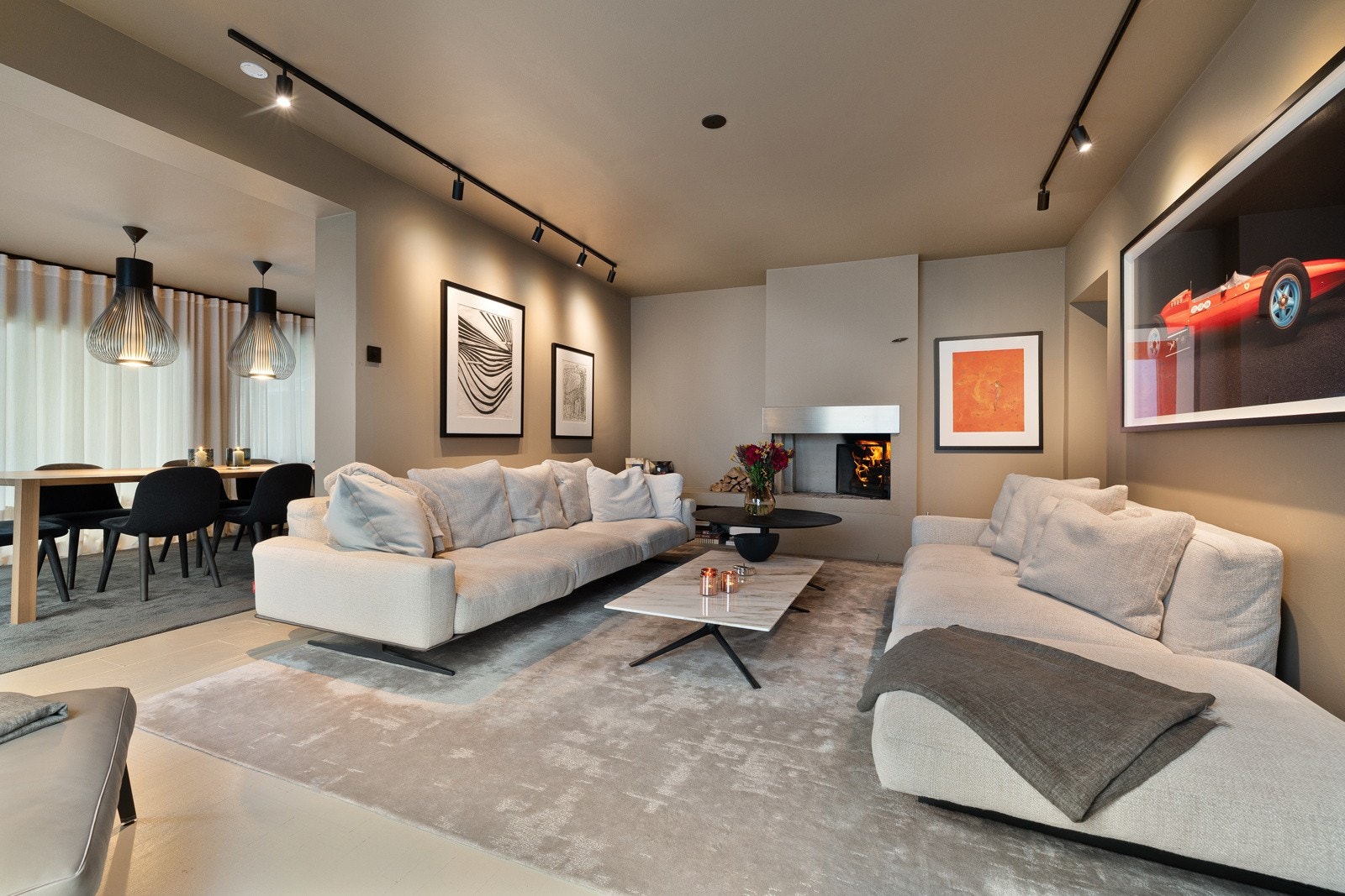 Nøytrale farger, behagelige materialer og moderne belysning gir rommet en rolig og innbydende atmosfære. Galleribilde