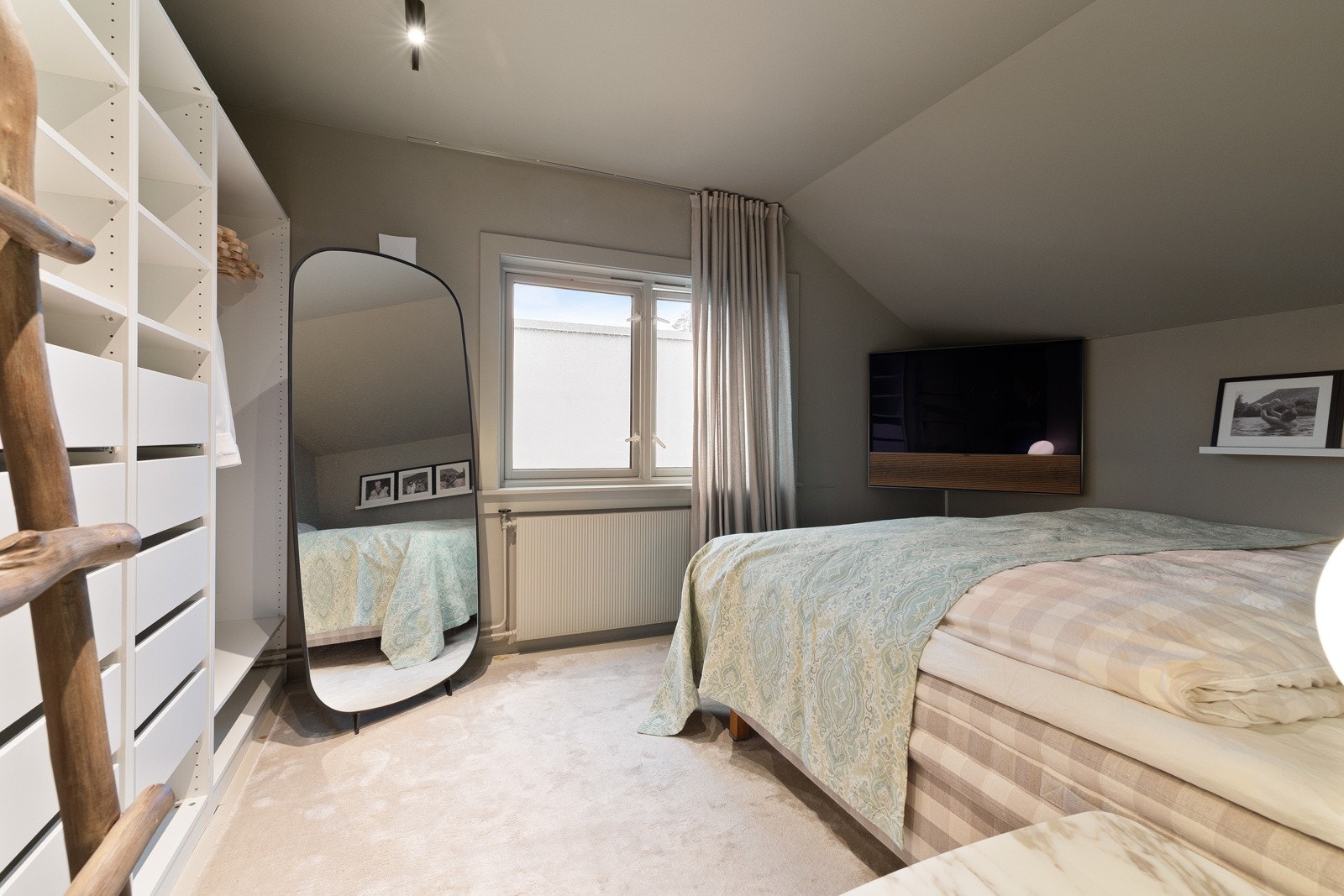 Rommene har fine lysforhold og en behagelig atmosfære, godt tilpasset både voksne, barn og hjemmekontor etter behov. Galleribilde