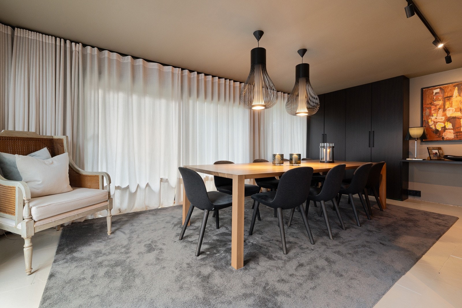 Lun og romslig spisestue med plass til et stort bord, perfekt for både hverdagsmiddager og hyggelige sammenkomster. Galleribilde