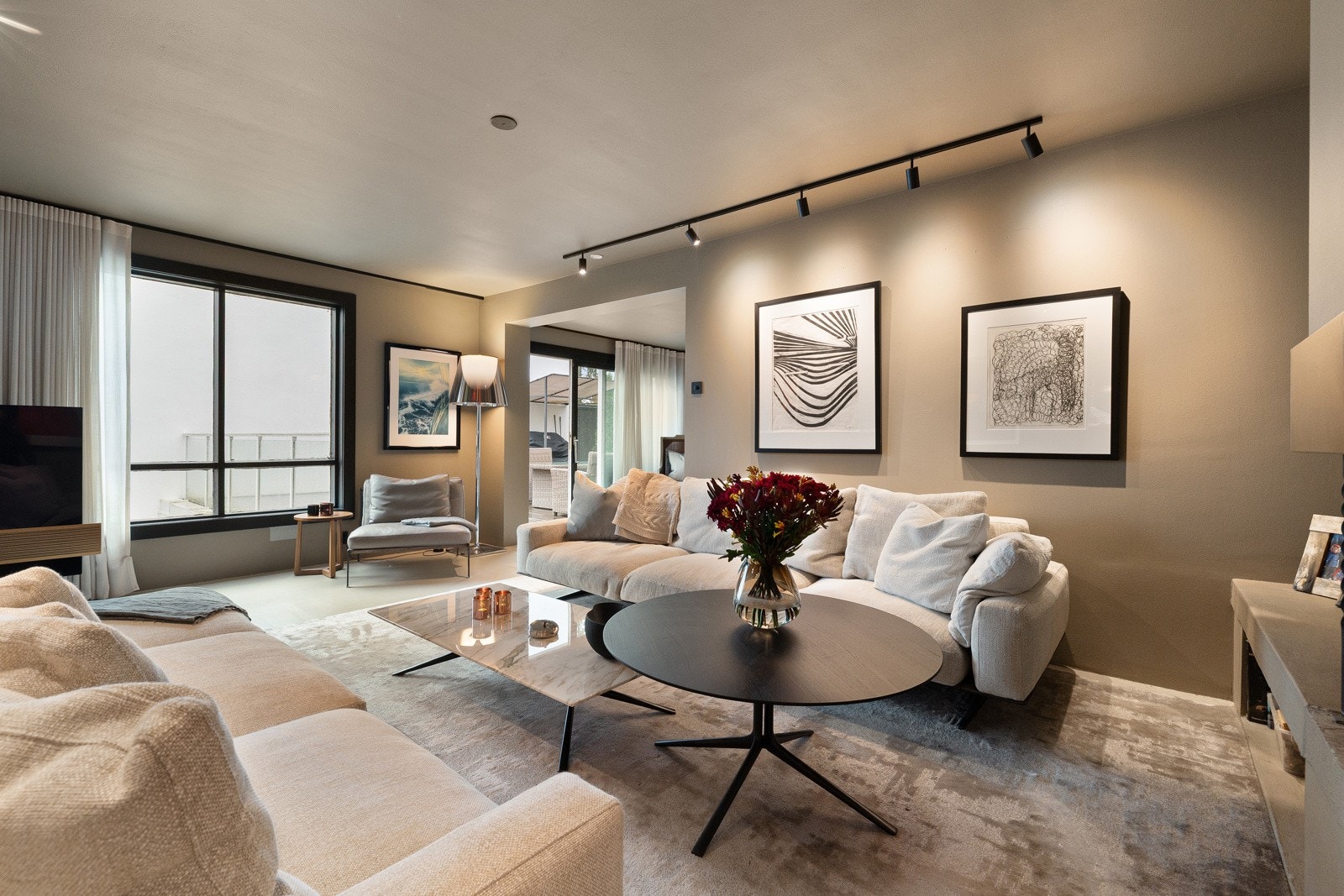 Lys og romslig stue med gjennomgående planløsning og flere gode soner for både sofa- og spiseplass. Galleribilde