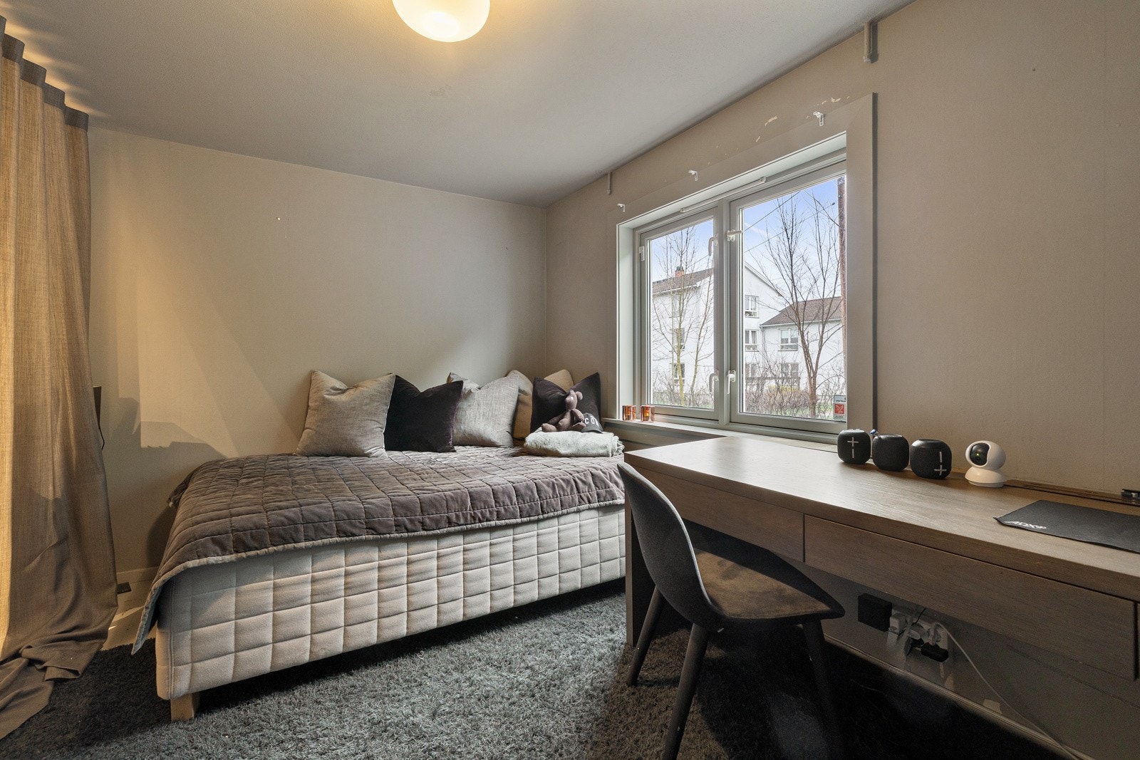 Boligen byr på fire lyse og romslige soverom, alle med gode møbleringsmuligheter. Soverom 1 i første etasje. Galleribilde