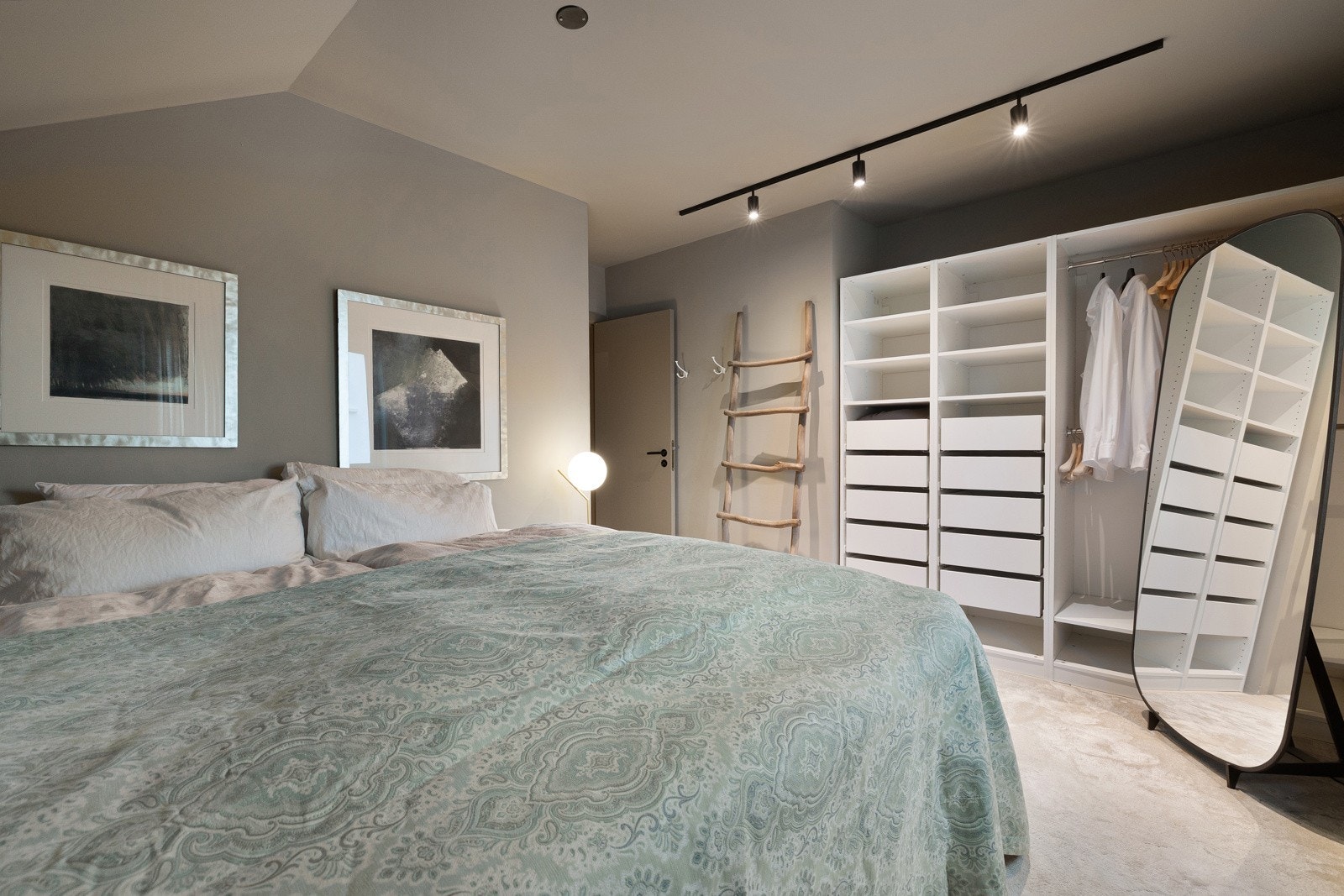 Her får du enkelt plass til dobbeltseng, nattbord og praktiske garderobeløsninger. Soverom 2. Galleribilde