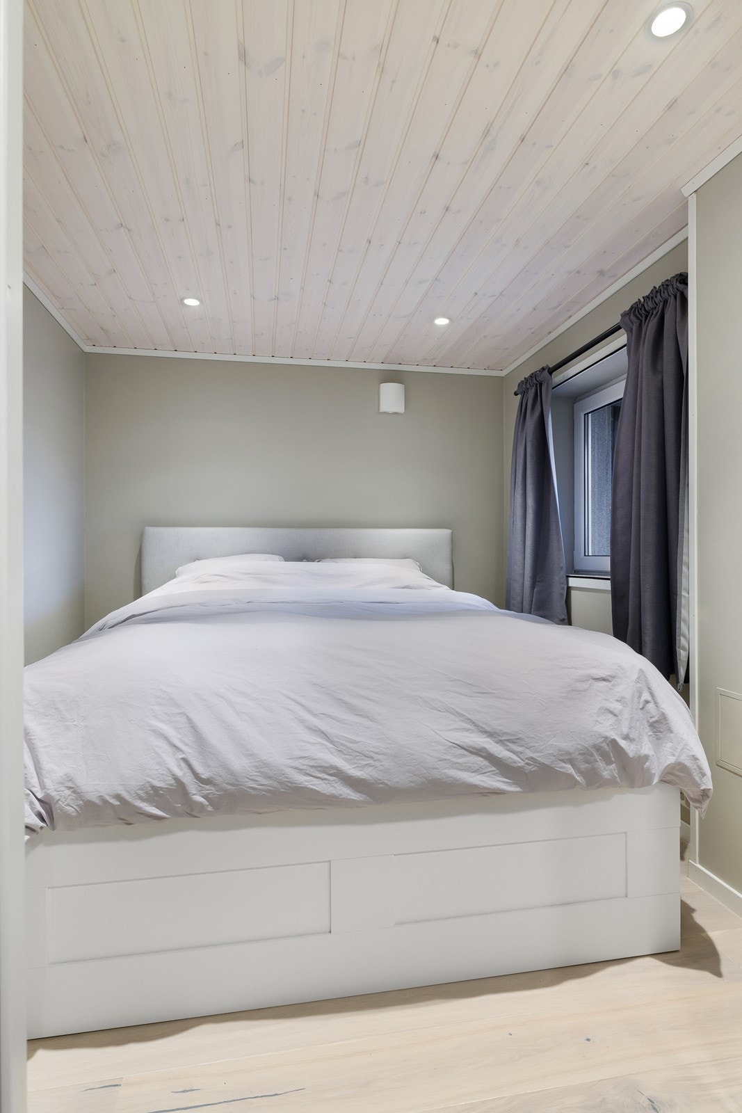 Panel i taket og downlights gir en lys atmosfære i hovedsoverommet. Galleribilde