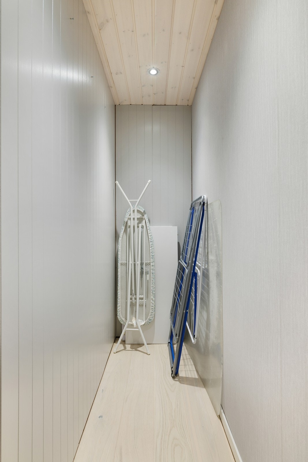 Gulvet er belagt med lyst treverk, mens veggene har slette overflater som gir et rent uttrykk. Galleribilde