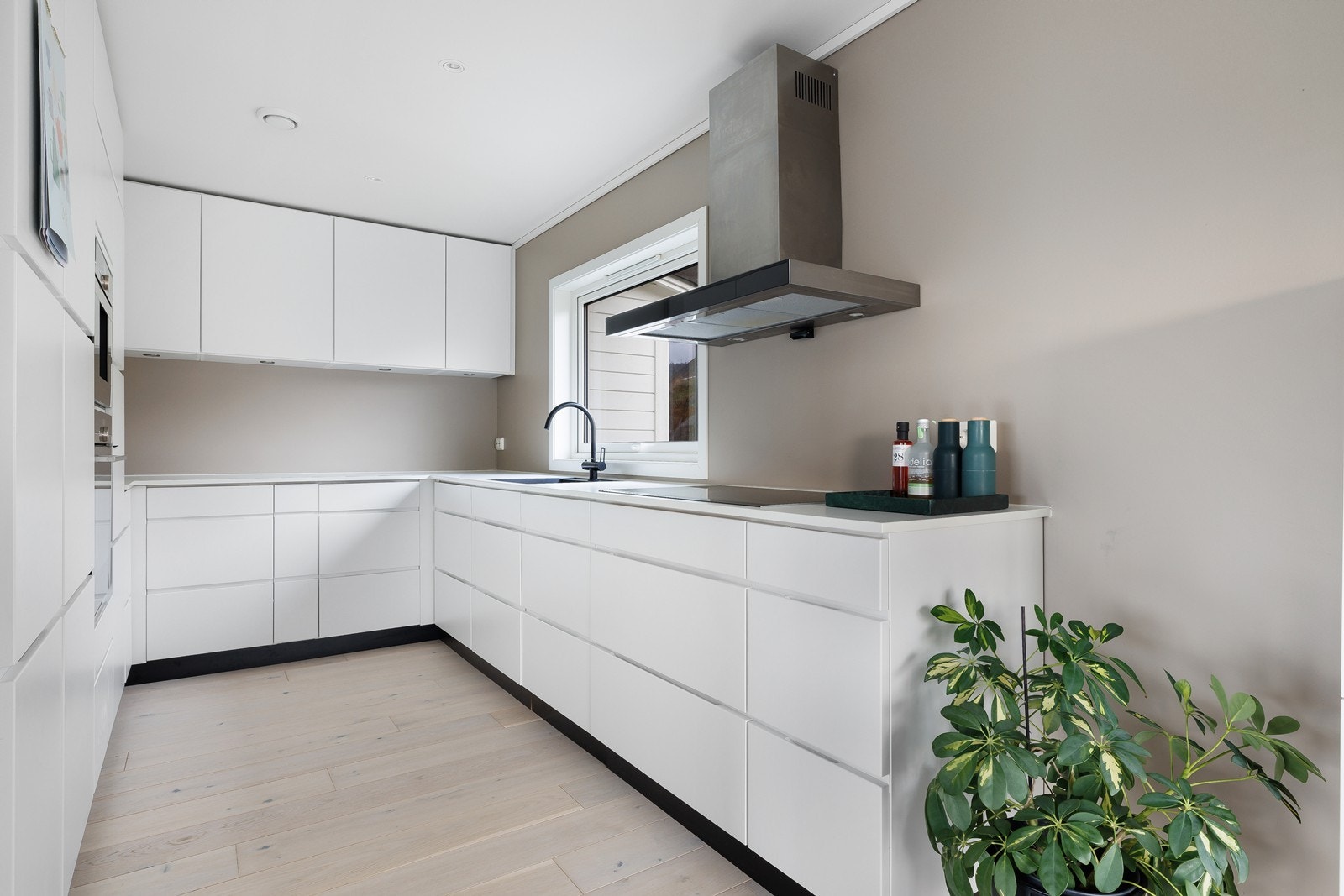 Lekkert kjøkken som ligger fint til i en åpen stue/kjøkken løsning. Galleribilde